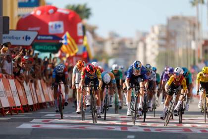 Enric Mas, nuevo líder tras la retirada de Pogacar; Coquard gana una etapa caótica