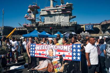 Familiares reciben a marineros del USS Abraham Lincoln tras larga misión en Oriente Medio