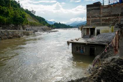 El pueblo de Nepal enterrado hasta los tejados y con sus muertos aún dentro