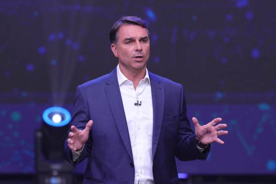 Flávio Bolsonaro se declara "presidente electo de Brasil" y luego da marcha atrás