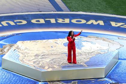 Salma Hayek da la bienvenida al Mundial 2026 en un estadio de México repleto de estrellas