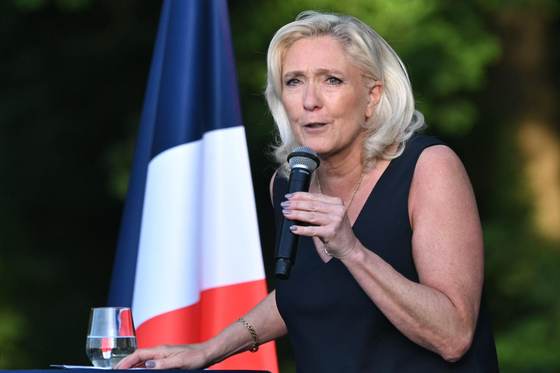 Le Pen anuncia candidatura al Elíseo tras sentencia que le abre vía a las Presidenciales