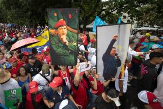 Cientos de venezolanos salen a las calles a recordar el último triunfo electoral de Chávez