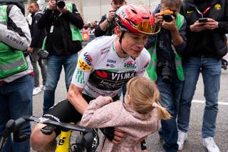 Vingegaard sigue los pasos de Pogacar en una Volta que refuerza al equipo de Iniesta