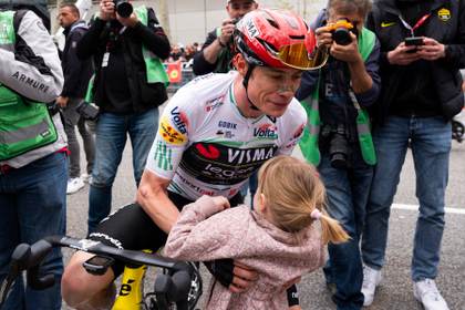 Vingegaard sigue los pasos de Pogacar en una Volta que refuerza al equipo de Iniesta