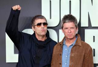 Los Gallagher se dan un baño de masas con el estreno del documental de Oasis en Londres