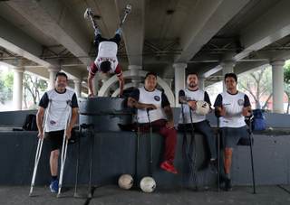 Bajo un puente de Ciudad de México, futbolistas amputados esperan el "legado" del Mundial