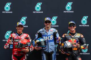 Acosta vence en la 'sprint', Márquez más líder y 'pole' para A. Márquez, Holgado y Quiles