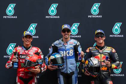 Acosta vence en la 'sprint', Márquez más líder y 'pole' para A. Márquez, Holgado y Quiles