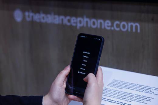 Los 'teléfonos tontos' irrumpen en el MWC como la antítesis de los 'smartphones'