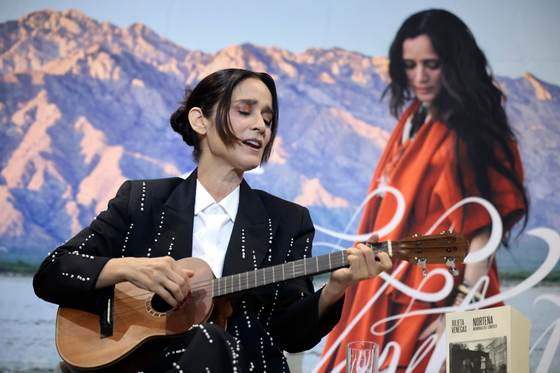 Julieta Venegas convierte 'Norteña', su canción más "larga y rigurosa", en un libro