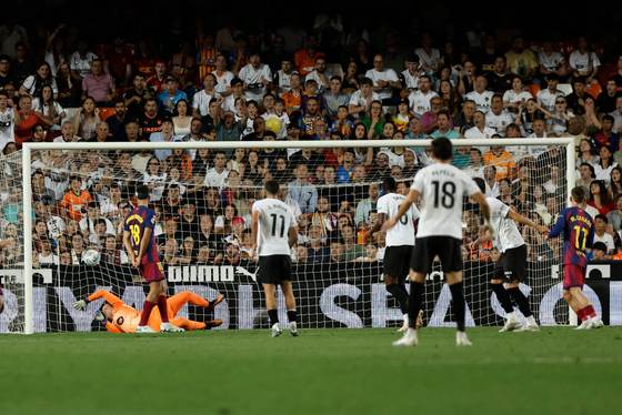 3-1. El Valencia remonta al Barcelona, pero se queda sin Europa