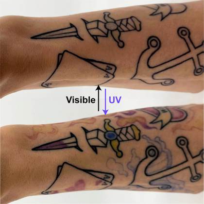 Una tinta para tatuajes hace que solo se vean después de aplicarles luz