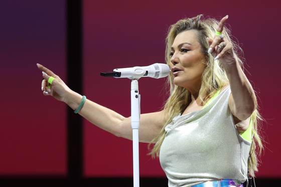 Amaia derrocha voz, simpatía y reflexiones en su concierto en el Roig Arena de València