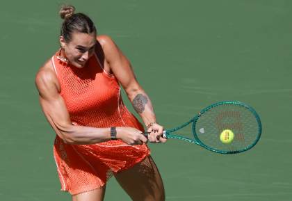 Sabalenka sobrevive a Noskova y se aferra a su número 1 del mundo