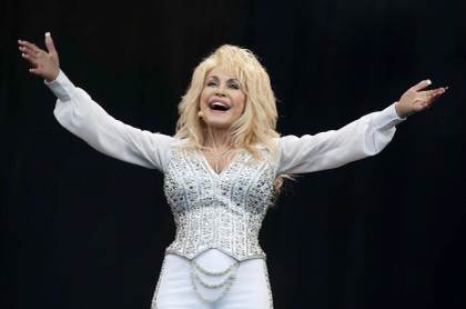 El cambio de guardia de Buckingham homenajea a Dolly Parton con una versión de '9 to 5'