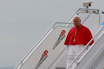 El papa confiesa, durante su vuelo a España, que Prevost "es del Real Madrid"