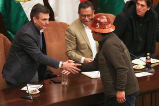 Paz y Central Obrera logran acuerdo, pero campesinos mantienen bloqueos de vías en Bolivia