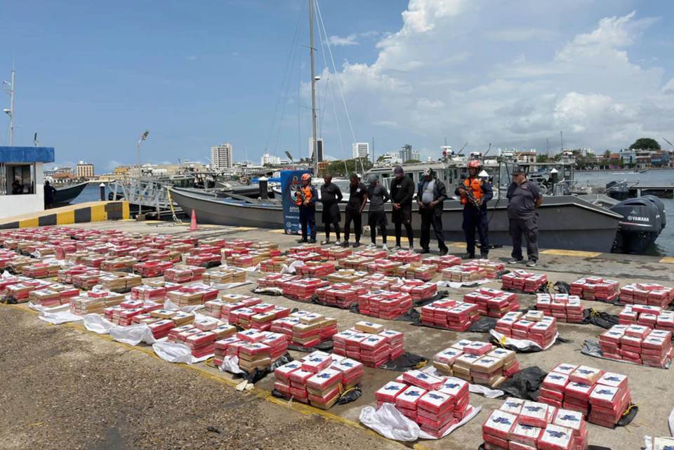 Colombia incauta de 3,5 toneladas de cocaína en polvo en una operación en el Caribe