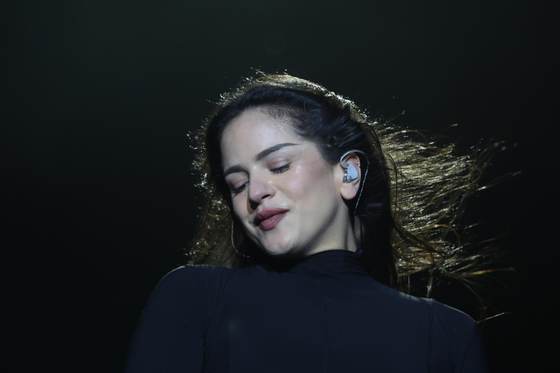 Rosalía pone música al “último atraco” de Berlín en Sevilla