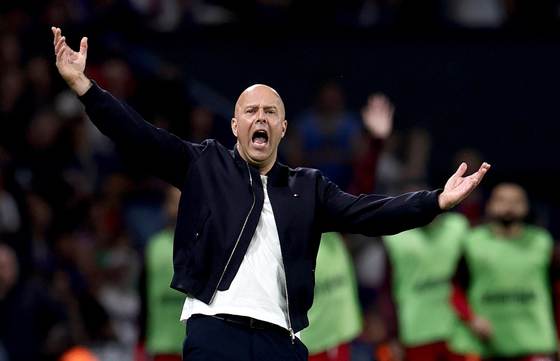 Arne Slot, en la cuerda floja