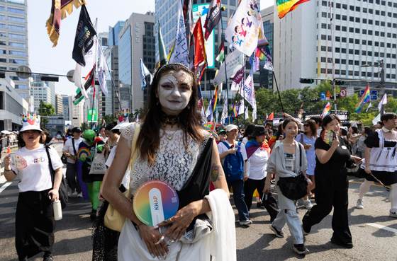 Miles de personas asisten a marcha LGTBI frente a contramanifestación cristiana