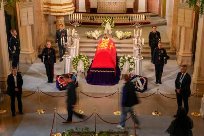 Cientos de noruegos comienzan a desfilar por la capilla ardiente del rey Harald V