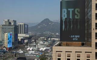 La Policía surcoreana pide una orden de arresto contra el presidente de la agencia de BTS