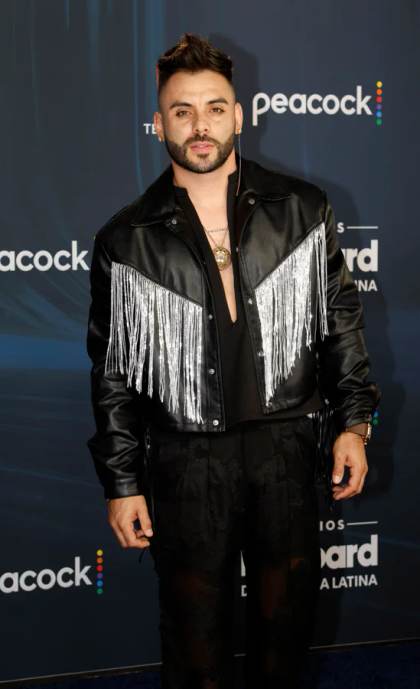 La pedrería y los cortes clásicos destacan en la alfombra azul de los Billboard latinos