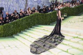 La Met Gala arranca con actuación musical, alfombra blanca y desfile de celebridades