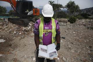 Familias buscan bajo los escombros del terremoto en Cali sus recuerdos atesorados