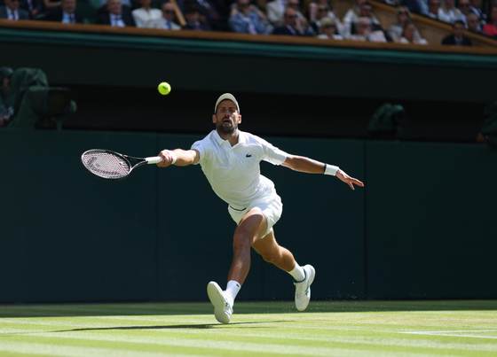 Djokovic logra su victoria 106, supera a Safiullin y a Roger Federer