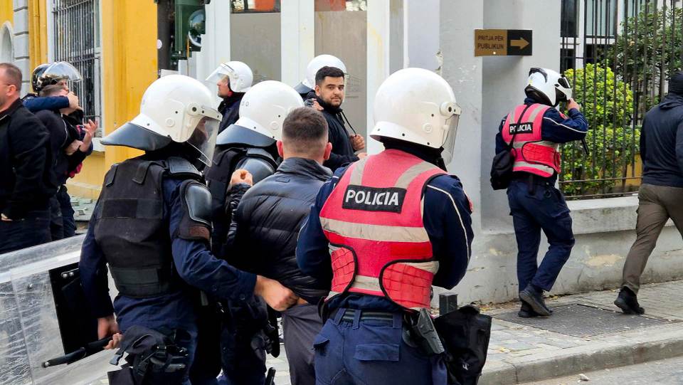 Cientos de manifestantes albanos vuelven a las calles de Tirana y se enfrentan a Policía