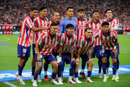 Guadalajara golea a Pumas y toma el liderato en México