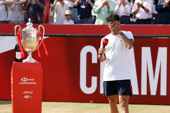 El argentino Cerúndolo se proclama campeón en Queen's en la final más larga de la historia
