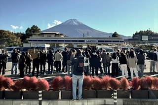 El ascenso al Fuji, entre masas de turistas y planes de prohibir su escalada en invierno