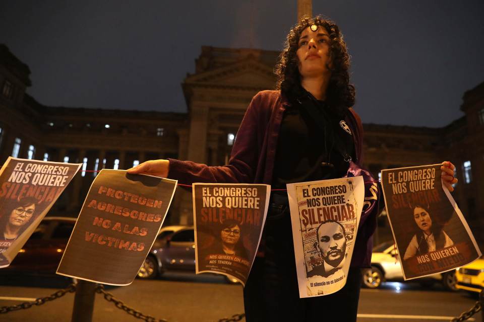 Feministas protestan contra proyecto de ley para eliminar el delito de feminicidio en Perú