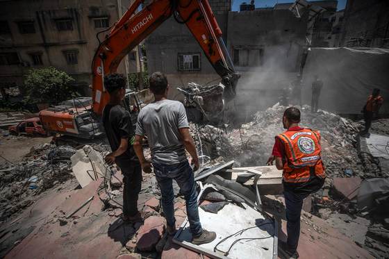 Gaza intenta exhumar miles de cadáveres pese al veto israelí a la entrada de maquinaria