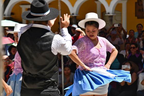 Bolivia rinde homenaje a la cueca, la danza que expresa su diversidad cultural