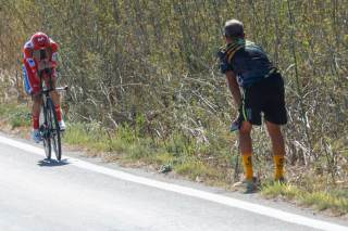 Kung canta victoria en la crono y Mas, de rojo, resiste a Roglic