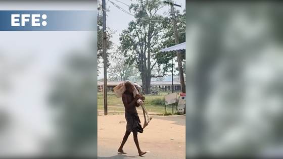 Un hombre lleva el cadáver de su hermana a un banco en la India para retirar su dinero