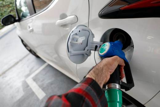 El precio del petróleo brent baja casi el 3 % y se cotiza a menos de 104 dólares