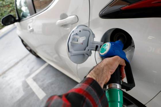 El precio del petróleo brent baja casi el 3 % y se cotiza a menos de 104 dólares