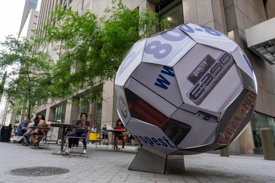 Esculturas de balones en las calles de Nueva York y Nueva Jersey dan bienvenida al Mundial