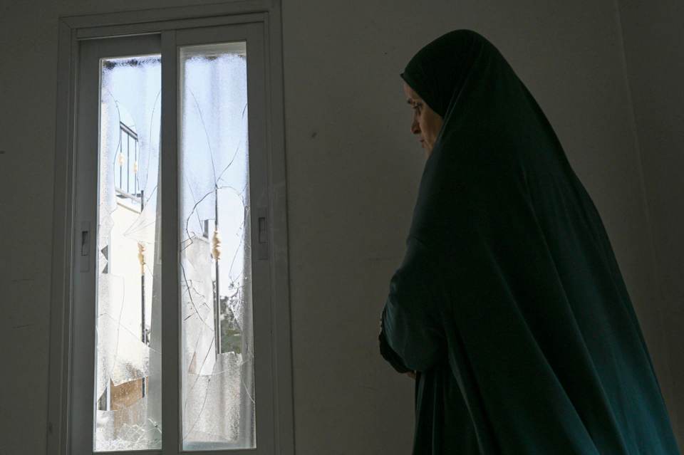Más de 100 colonos asaltan e incendian una aldea palestina y se enfrentan al Ejército israelí