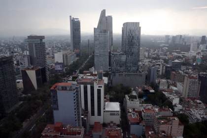 México pierde atractivo por los trámites que frenan la inversión, advierten especialistas