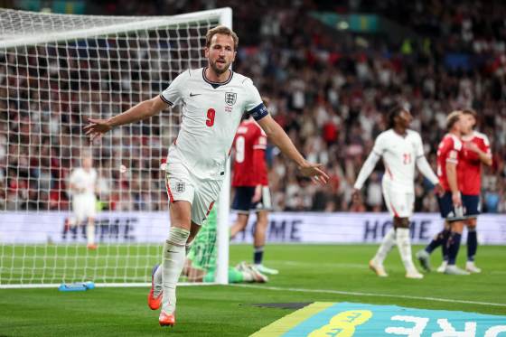 3-0. Kane celebra su récord de partidos con doblete