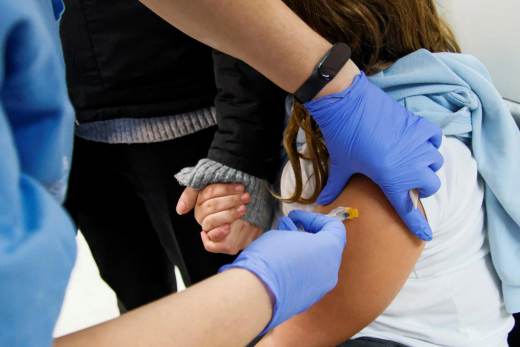 España registra "un ligero descenso" en las tasas de vacunación infantil, según un estudio