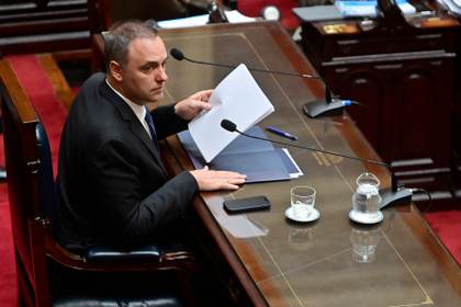 El jefe de Gabinete argentino admite que ocultó quinientos mil dólares de una declaración jurada