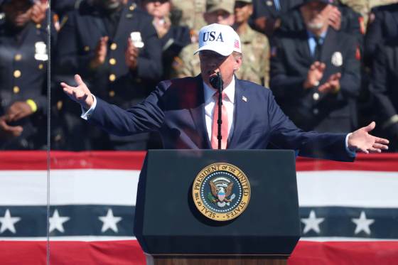 Trump recibe en la Casa Blanca una viga de las Torres Gemelas por el 25 aniversario de 11S